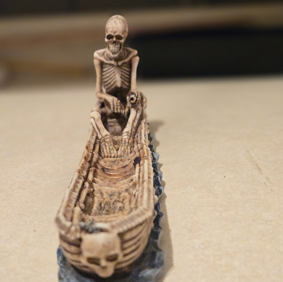 Skull in boat incense burner - Picture 1 of 7